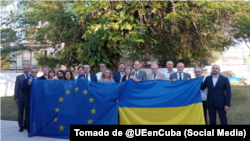 Embajadores posan en respaldo a Ucrania.
