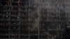 Bomberos extinguen un incendio en un centro comercial tras un ataque en Kiev, Ucrania, el lunes 21 de marzo de 2022. (AP Foto/Felipe Dana)