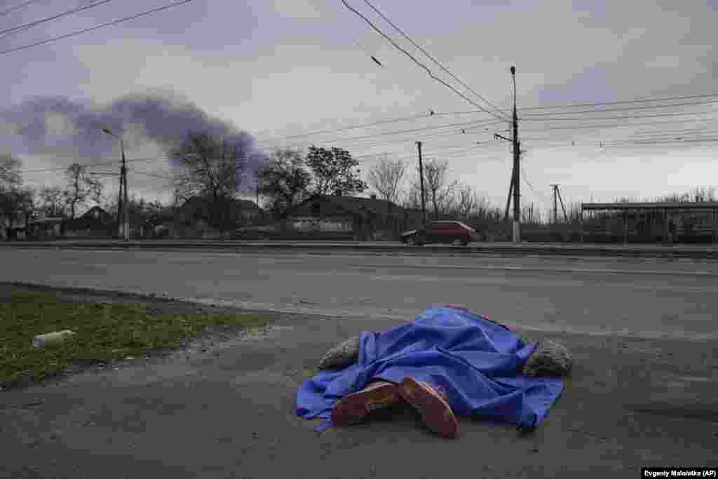 Una lona azul cubre el cadáver de una persona en una calle de Mariúpol (Ucrania) el 7 de marzo.