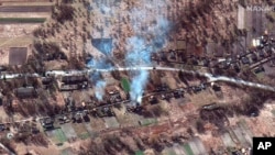 Imágen de satélite de la villa Ivankiv en Ucrania, con casas quemadas tras el paso de convoy militar ruso.
