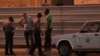 Policias revisan un carnet de identidad (Reporta Cuba)