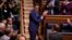 El presidente del Gobierno español en funciones, Pedro Sánchez y diputados socialistas aplauden tras ser elegido para formar un nuevo gobierno en el Parlamento español en Madrid, España el 16 de noviembre de 2023. (AP Photo/Manu Fernández)