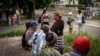 Familiares de los manifestantes del 11J enjuiciados días atrás en el Tribunal de 10 de Octubre, en La Habana. (AP/Ramón Espinosa/Archivo)