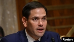 El senador Marco Rubio cuestiona al secretario de Estado Mike Pompeo en una audiencia en el Senado.