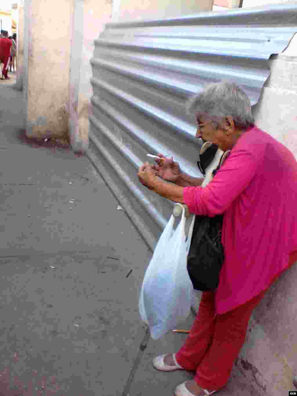 Esta abuela se para en las partes de afuera de los hoteles de cinco estrellas a pedir las monedas, no lo hace en parques. Es muy popular dentro del mundo hotelero de la Habana Vieja.