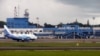 Un vuelo chárter aterriza en el aeropuerto internacional José Martí de La Habana. (Archivo)