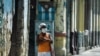 Una mujer con su bolsa de los mandados en una esquina de La Habana. (Yamil Lage/AFP)