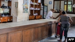 Una farmacia en La Habana.
