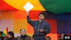 Evo Morales (c), durante un acto con motivo de la celebración del Primero de Mayo en La Paz (Bolivia), donde anunció la expulsión de la Agencia de los Estados Unidos para el Desarrollo Internacional (Usaid).