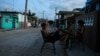 Ls personas se sientan en las afueras de sus casas durante los apagones / Foto: REUTERS/Norlys Perez