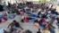 Foto Archivo. Migrantes que participan en una caravana descansan en las afueras de Tapachula, estado de Chiapas, México, el 23 de abril de 2023. AP/Edgar H. Clemente