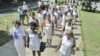 Una de las primeras marchas de las Damas de Blanco. AFP PHOTO/Adalberto ROQUE