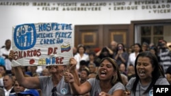 Trabajadores de la Salud apoyan a Juan Guaidó durante un encuentro con sindicalistas en Caracas.