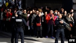 Agentes de policía evacúan al público del Museo Louvre en París (Francia) hoy, 3 de febrero de 2017. El individuo que fue disparado hoy por militares franceses cuando atacó a uno de ellos al grito de "Alá es grande" está siendo operado y su pronóstico es
