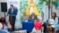 Conferencia "¿Qué es el castrochavismo?", en la tienda Sentir Cubano, de la emblemática Calle Ocho, en Miami.