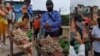 Vecinos del reparto Luz, en Holguín, impiden que las autoridades multen y decomisen la mercancía a un vendedor de alimentos. (Captura de video/Facebook)