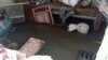 Un apartamento del primer piso permanece inundado de aguas negras. (Foto: Facebook)