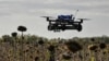 Un dron FPV con un lanzagranadas portátil acoplado se ve durante un vuelo de prueba realizado por militares ucranianos en la región de Zaporizhia, Ucrania, el 11 de octubre de 2024.