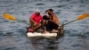 Pescadores en Cojímar se protegen con nasobucos del contagio del coronavirus. AP Photo / Ramon Espinosa