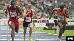 Dayron Robles (i) aventaja al estadounidense Tyrone Akins (d) en la competencia de 110 con vallas.