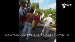 La cola se calienta en medio de la larga espera para comprar un pan La cola se calienta en medio de la larga espera para comprar un pan