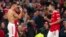 El portugués Cristiano Ronaldo (izquierda) festeja con Diogo Dalot, su compañero del Manchester United, tras anotar el tanto de la victoria ante el Villarreal, el miércoles 29 de septiembre de 2021, en la Liga de Campeones (AP Foto/Dave Thompson)