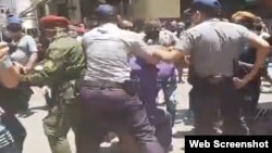 La policía arresta a los manifestantes en la protesta de la calle Obispo, el 30 de abril.