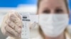 Médico sostiene una prueba positiva de COVID-19 (Photo by SEBASTIEN BOZON / AFP)
