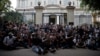 Artistas cubanos frente al Ministerio de Cultura en una protesta el 27 de noviembre de 2020. YAMIL LAGE / AFP