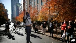 Celebraciones en Filadelfia, Pensilvania, el 7 de noviembre de 2020 (Rebecca Blackwell / AP).