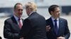 El presidente Donald Trump recibido por el legislador Mario Díaz-Balart y el senador Marco Rubio en el Aeropuerto Internacional de Miami, el 16 de abril de 2018.