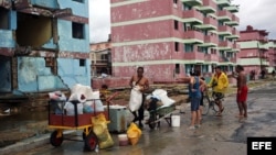 Cubanos se recuperan hoy, miércoles 5 de octubre de 2016, de los destrozos y estragos causados por el paso del huracán Matthew en Baracoa, provincia de Guantánamo (Cuba). El huracán Matthew dejó a su paso por Cuba graves destrozos en el extremo oriental