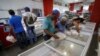 Cubanos compran pollo congelado en un supermercado de La Habana.