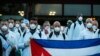 La delegación de médicos cubanos que viajó a Italia a su llegada a Milán. (AP Photo/Antonio Calanni)