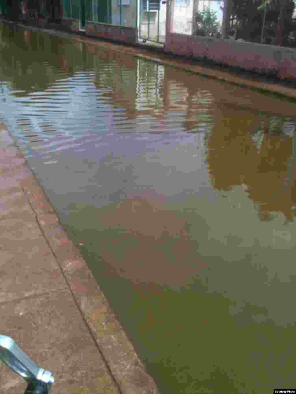  Aguas estancadas en un barrio de Güira de Melena