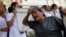 Médicos y enfermeras protestan en demanda de mejoras salariales y dotación de materiales de salud.