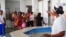 Madres con niños pequeños enfermos acuden al hospital pediátrico de Matanzas en medio de la crisis epidemiológica.